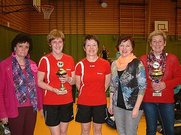Strahlende Gesichter gab es bei den Damen des TSV Teuschnitz, die Bezirksmeister der Altersklasse 40 und 50 wurden. Unser Bild zeigt (von links) Heidesuse Wagner, Vorstandsvorsitzende des ATS Kulmbach, mit den TSV-Spielerinnen Anita Beetz, Gisela Hable, Susanne Richter und Elke Jakob. Foto: Hans Franz