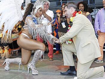Ein tiefer Blick von Samba-Königin Carla Paixão und Bayerns Finanzminister Markus Söder wurde augenblicklich zum Brasilianer. Foto: Matthias Hoch