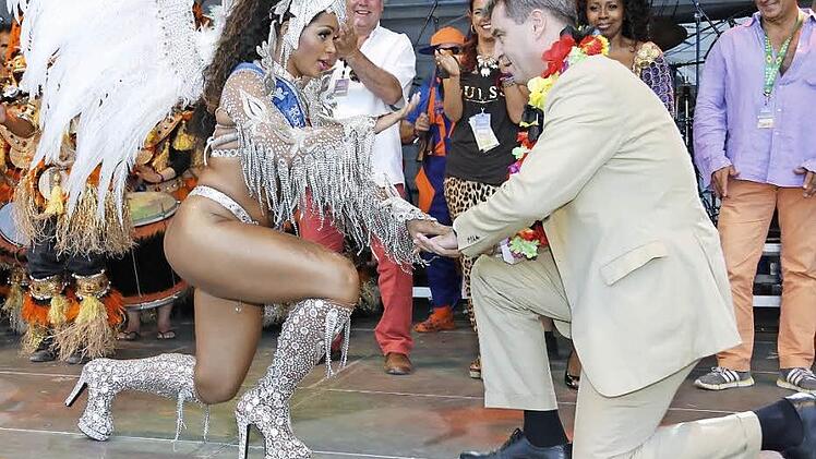 Ein tiefer Blick von Samba-Königin Carla Paixão und Bayerns Finanzminister Markus Söder wurde augenblicklich zum Brasilianer. Foto: Matthias Hoch