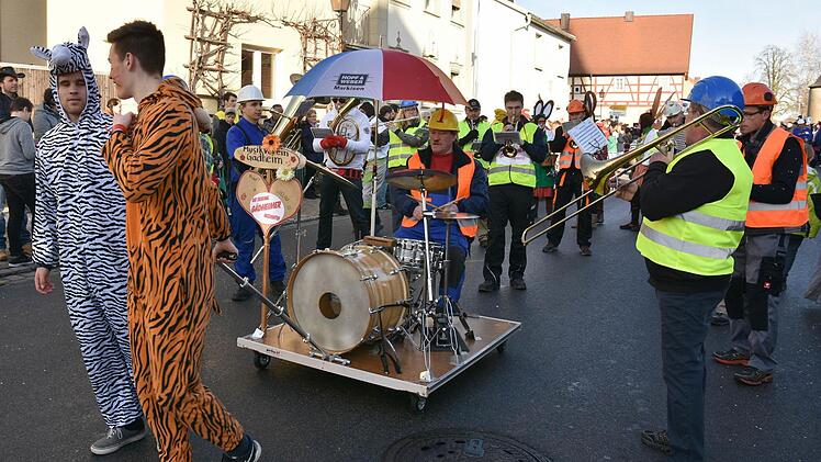 Der Schlagzeuger des Musikvereins Gädheim "Die Original Gädheimer Musikanten" hatte es bequem: er wurde mitsamt seinem Instrument gezogen. Foto: Ulrike Langer