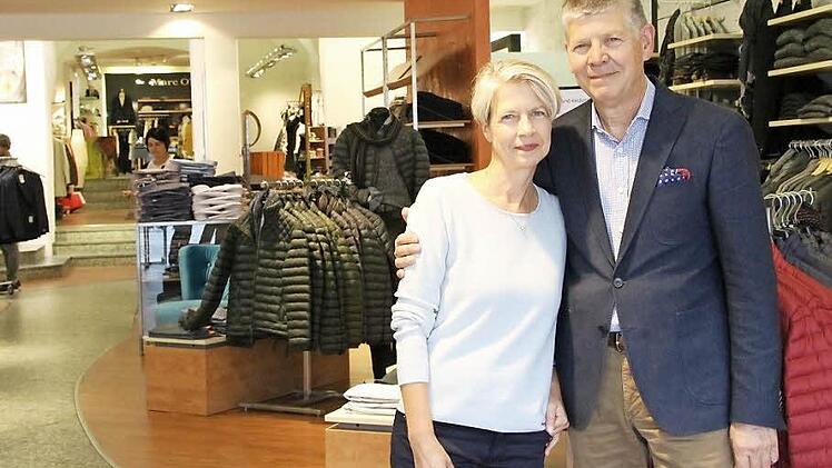 Katrin und Manfred Ptok werden sich mit ihrem Modegeschäft vom Marktplatz verabschieden. Heute ist geschlossen, weil umgeräumt wird, am Donnerstag beginnt dann der Räumungsverkauf. Foto: Simone Bastian