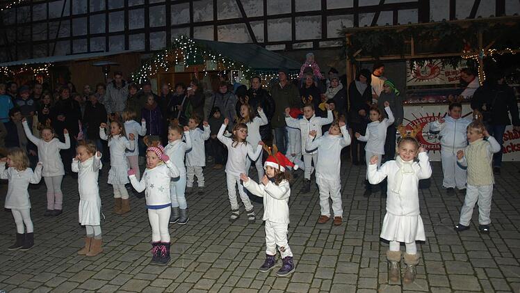 Die Kinderturngruppe des FC unter Manuela Thomas trug vor großer Kulisse adventliche Lieder vor.  Foto: Stefan Geiger