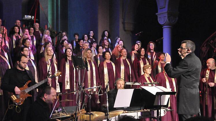 Mit der "KisSingers Gospel Weihnacht" begeisterte der Gospelchor der evangelischen Gemeinde unter der Leitung von Kirchenmusikdirektor Jörg Wöltche in der Erlöserkirche die Zuhörer.  Foto: Peter Klopf