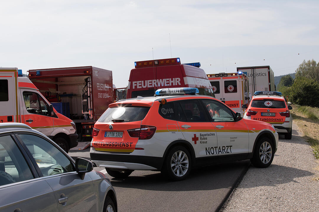 Vom Lkw mitgeschleift – Autofahrer auf A9 bei Greding lebensgefährlich verletzt
