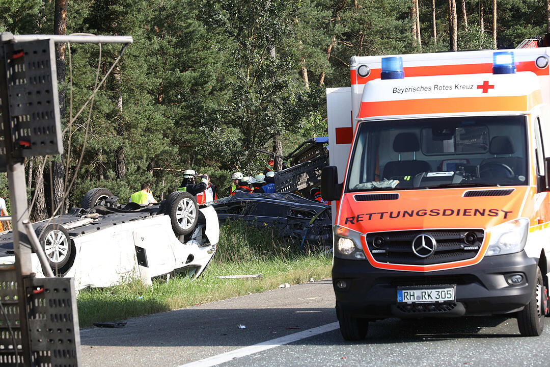 Kampf gegen die Zeit: Vollbeladener Autotransporter ŸberschlŠgt sich auf der A9 - Feuerwehr braucht anderthalb Stunden, um eingeklemmten Fahrer zu befreien