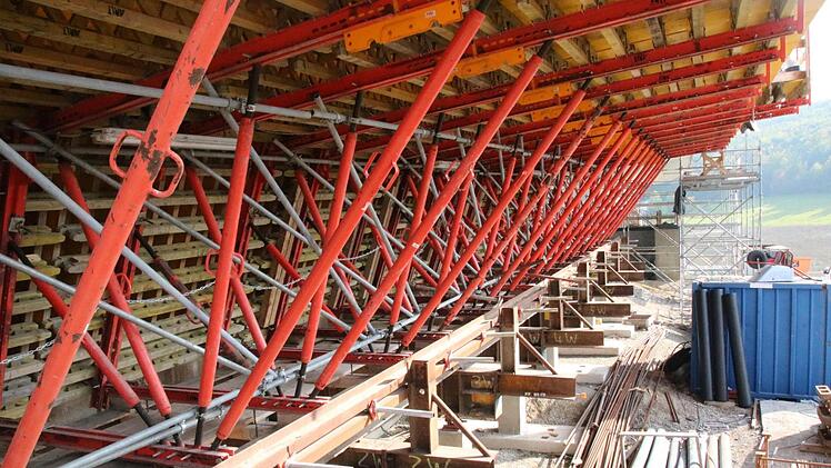 Jede Woche werden 25 Meter Autobahn-Brücke betoniert und übers Tal neben dem Klöffelsberg geschoben. Foto: Ralf Ruppert