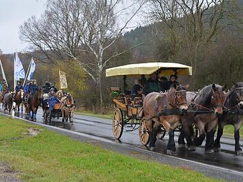 Der Umzug auf dem Weg über die Heubischer Straße zurück zur Krämere. Foto: Rainer Lutz