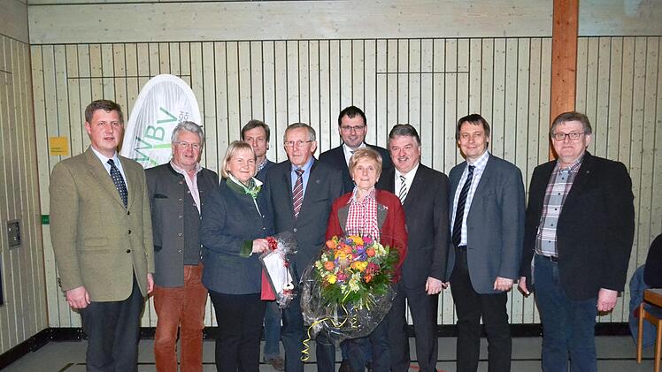 Generationenwechsel bei der Waldbesitzervereinigung: (von links) Götz Freiherr von Rotenhahn aus Bamberg (Vizepräsident der WBV Bayern), MdL Ludwig Freiherr von Lerchenfeld, die neue Vorsitzende Carmen Hombach, stellvertretender Vorsitzender Rainer Heinz (verdeckt), Rudolf Hafner mit seiner Ehefrau Ilse, MdL Martin Schöffel, Landrat Klaus Peter Söllner, Stadtsteinachs Bürgermeister Roland Wolfrum und WBV-Geschäftsführer Theo Kaiser. Jürgen Valentin