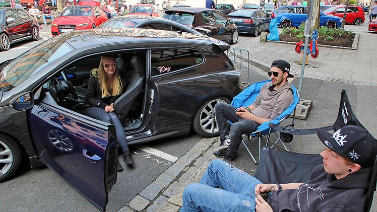Zum Treffpunkt der GTI-Freunde wurde am Sonntag die Mürschter Innenstadt.  Die Fahrer und ihre Begleiter machten sich bequem und überall ließen sich   kleine Gruppen nieder. Dieter Britz