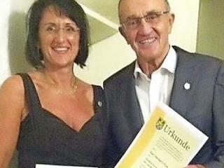 Monika Engelhardt und Karl Fick wurden für ihr ehrenamtliches Engagement von Landrat Löffler ausgezeichnet. Foto: K.-H. Hofmann