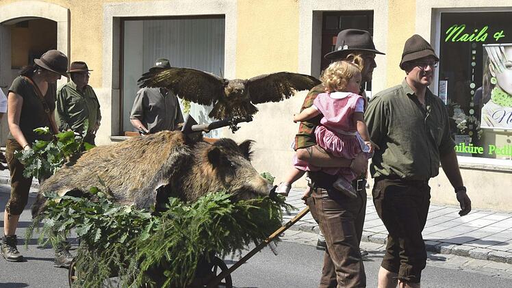 Die Jäger aus Bad Staffelstein und Lichtenfels hatten der Wildsau einen Adler aufs Haupt gesetzt. Foto: Andreas Welz