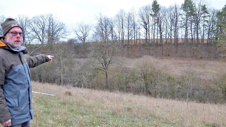 Frank Reißenweber zeigt auf die Fläche am gegenüberliegenden Hang, die jetzt für das Naturschutzgroßprojekt "Das Grüne Band" angekauft wurde. Fotos: Rainer Lutz