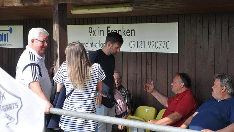 Beim Plausch mit den DJK-Kiebitzen war auch Seybolds Lebensgef&auml;hrtin Jasmin Fr&auml;nkel dabei. Foto: Leo H&uuml;hnlein