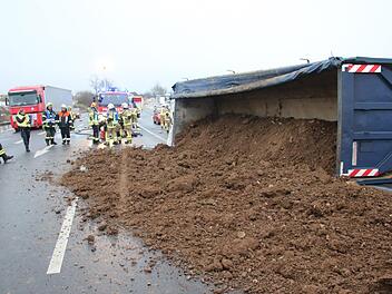 Die B303 war am Donnerstagnachmittag nach einem Lkw-Unfall am in beide Richtungen voll gesperrt werden. Foto: Stelzner