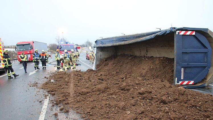 Die B303 war am Donnerstagnachmittag nach einem Lkw-Unfall am in beide Richtungen voll gesperrt werden. Foto: Stelzner