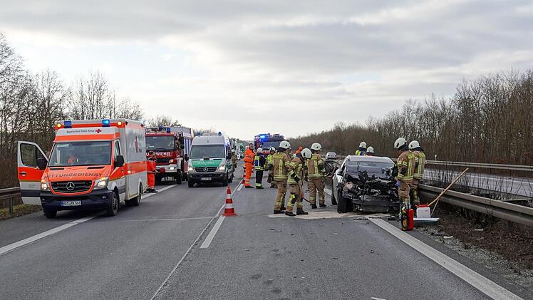 An der Unfallstelle waren Rettungsdienst, Feuerwehr und Polizei im Einsatz. Der verunglückte Opel-Fahrer blieb unverletzt.