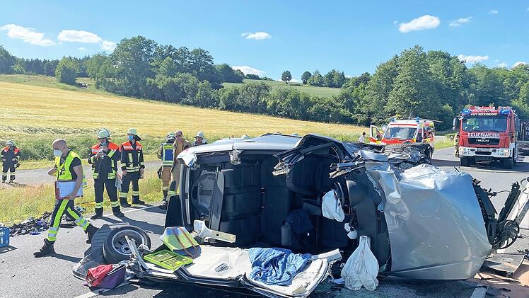 Aus diesem Fahrzeug musste die eingeklemmte 50-J&auml;hrige mit der Rettungsschere befreit werden. Lebensgefahr konnte nicht ausgeschlossen werden.