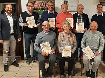 Der FC Fuchsstadt ernannte Ehrenmitglieder und ehrte die beiden "Vereinssenioren". Unser Foto zeigt (hinten, von links)   Vorsitzenden Thomas Knüttel, Peter Keller, Jürgen Sykora, Josef Stockmann,  Herbert Stockmann, 2. Vorsitzenden Tobias Stöth und (vorne, von links):  Reinhold Kiesel, Waltraud Kippes und Reinhard Schmidtner. Es fehlen Walter und Gertraud Schaupp, Hanni Schmidtner, Berthold Volpert sowie Dieter Zeier.