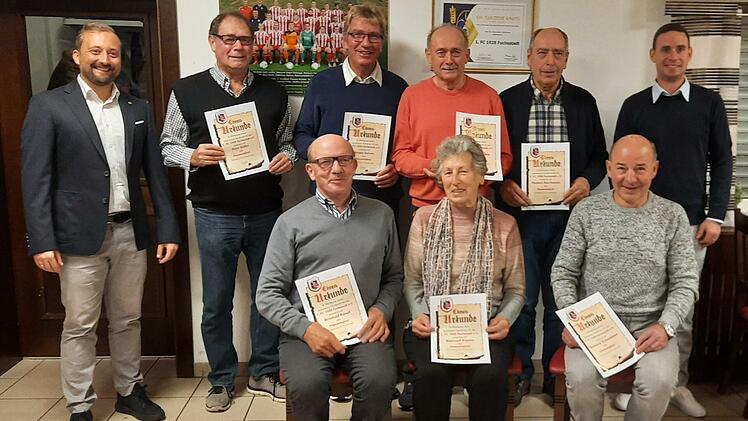 Der FC Fuchsstadt ernannte Ehrenmitglieder und ehrte die beiden "Vereinssenioren". Unser Foto zeigt (hinten, von links)   Vorsitzenden Thomas Knüttel, Peter Keller, Jürgen Sykora, Josef Stockmann,  Herbert Stockmann, 2. Vorsitzenden Tobias Stöth und (vorne, von links):  Reinhold Kiesel, Waltraud Kippes und Reinhard Schmidtner. Es fehlen Walter und Gertraud Schaupp, Hanni Schmidtner, Berthold Volpert sowie Dieter Zeier.