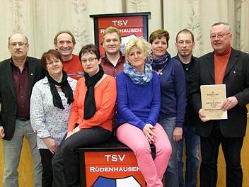 In einem Sportverein gibt es viel zu tun, vor allem wenn er so viele Sparten besetzt wie der TSV Rüdenhausen. Für ihre langjährige Vereinszugehörigkeit und Mitarbeit an verantwortlicher Stelle wurden geehrt. Norbert Bergmann, Elfriede Sinn, Jürgen Bachner, Petra Zeidler, Erwin Reschke, Marina Ackermann, Susanne Paul, 1. Vorsitzender Christian Maul und Erich Lauerbach. Foto: Sabine Berthold