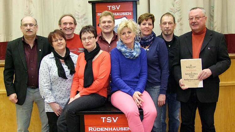 In einem Sportverein gibt es viel zu tun, vor allem wenn er so viele Sparten besetzt wie der TSV Rüdenhausen. Für ihre langjährige Vereinszugehörigkeit und Mitarbeit an verantwortlicher Stelle wurden geehrt. Norbert Bergmann, Elfriede Sinn, Jürgen Bachner, Petra Zeidler, Erwin Reschke, Marina Ackermann, Susanne Paul, 1. Vorsitzender Christian Maul und Erich Lauerbach. Foto: Sabine Berthold