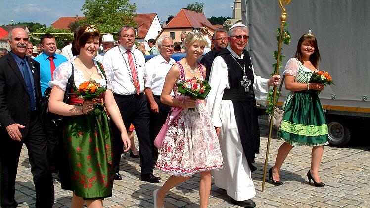 Der Festzug zum Altmain-Weinfestplatz wurde angeführt von (vorne) den Weinprinzessinnen Kristina Reinhart (Donnersdorf), Isabel Bergmann (Sand), Abtdegen Richard Schlegelmilch und Weinprinzessin Karina Pfister (Oberschwarzach) sowie (2. Reihe von links) Arthur Steinmann (Weinbau-Präsident Franken), Wolfgang Brühl (SPD-Kreisvorsitzender), Bürgermeister Bernhard Ruß, Landrat Rudolf Handwerker und Roland Mahr, Leiter des Weinfest-Organisationskomitees.