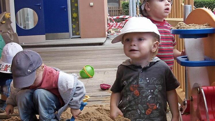 Die Kleinen freuen sich über noch mehr Sand zum Kuchenbacken.  Fotos: Roland Mayer