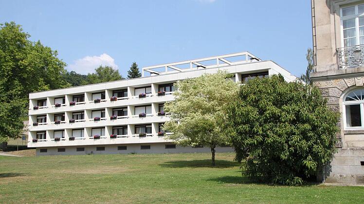 So sieht die Front des Spa-Flügels im Staatsbad Bad Brückenau aktuell aus. Foto: Ulrike Müller
