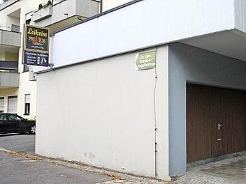 Im Untergeschoss dieses Gebäudes in der Theodor-Heuß-Straße, in dem sich auch der Friseursalon "Hairkiller" (vorne rechts) befindet, soll der Jugendtreff eingerichtet werden.  Fotos: Stephan Stöckel