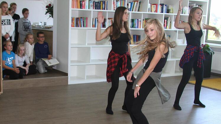 Das Obergeschoss des Caspar-Vischer-Gymnasiums wurde zu top-modernen Räumen für die gebundene Ganztagesschule umgebaut. Zur Einweihung gestern legte die Schüler-Formation "Dance Break"einen super-coolen Auftritt hin. Foto: Sonja Adam