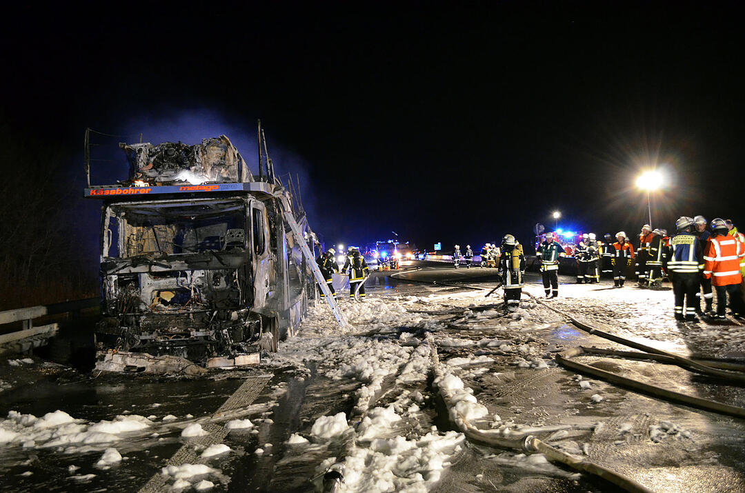 Autotransporter brennt auf A3 bei Helmstadt