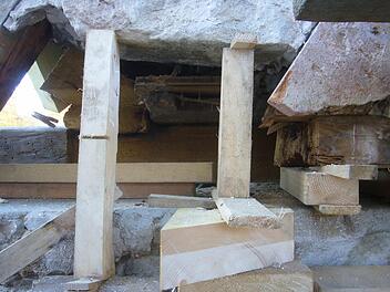 Aufwendig verläuft die Holzsanierung am Giebel der Klosterkirche St. Petrus. Foto: Thomas Beierwaltes