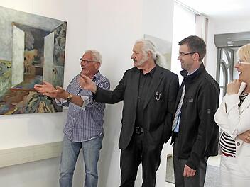 Helmut Nennmann erklärt Ingo Cesaro, Markus wich und Sandra Schindhelm seine Bilder. Foto: Veronika Schadeck