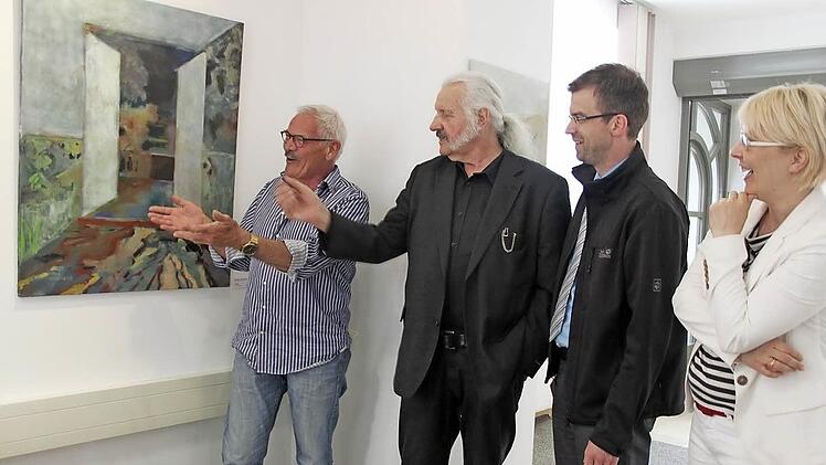 Helmut Nennmann erklärt Ingo Cesaro, Markus wich und Sandra Schindhelm seine Bilder. Foto: Veronika Schadeck