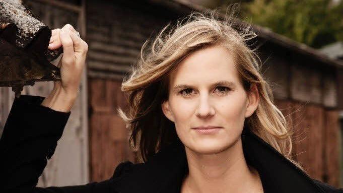 Lucy van Kuhl kommt ins Spielbankrestaurant. Foto: Thomas Schweigert