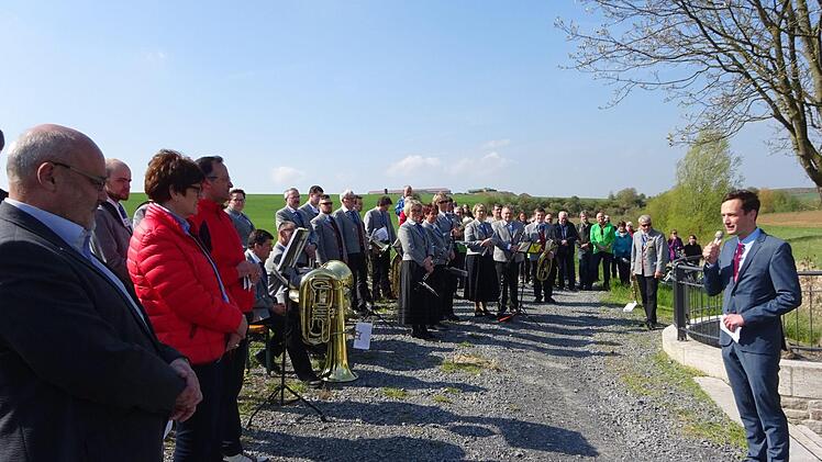 Den Radlspaß im Werntal eröffnete an der Wernquelle bei Pfersdorf Landrat Florian Töpper (rechts).  Foto: Stefan Geiger
