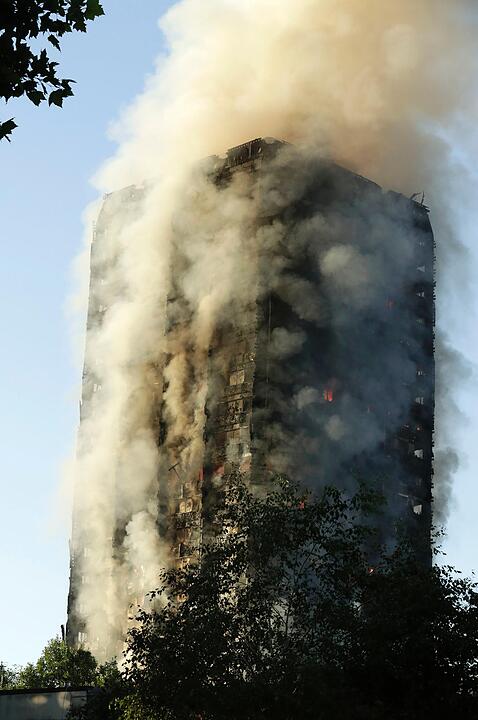 Großbrand in Londoner Hochhaus