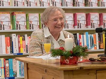 In der Bücherei Hübscher präsentierte Rettl Motschenbacher ihr neuestes Buch. Foto: Wolfram Schmidt