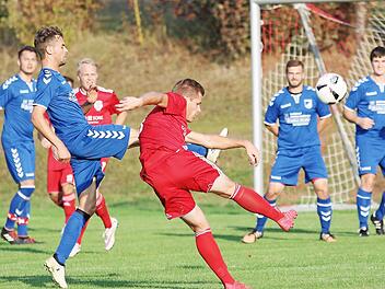Der FSV Krum versuchte es gegen den TSV Aidhausen immer wieder aus der Distanz - wie Florian Degen in dieser Szene. Ein Weitschuss-Tor gelang dem Bezirksligisten zwar nicht, er siegte aber trotzdem mit 3:1.