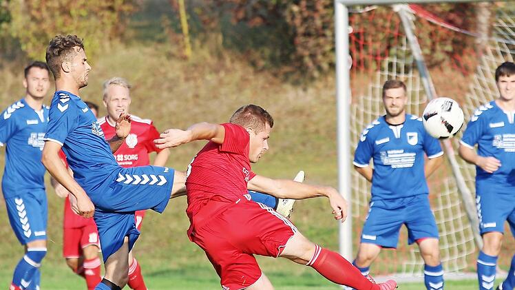 Der FSV Krum versuchte es gegen den TSV Aidhausen immer wieder aus der Distanz - wie Florian Degen in dieser Szene. Ein Weitschuss-Tor gelang dem Bezirksligisten zwar nicht, er siegte aber trotzdem mit 3:1.