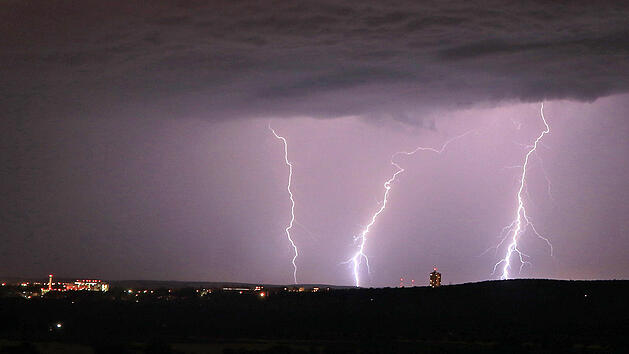 Fulminante Blitzshow am Nachthimmel - Gewitter mit einer enormen Blitzintensit&Scaron;t zog in der Nacht &Yuml;ber Unterfranken hinweg
