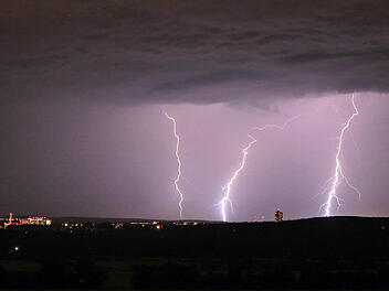 Fulminante Blitzshow am Nachthimmel - Gewitter mit einer enormen BlitzintensitŠt zog in der Nacht Ÿber Unterfranken hinweg