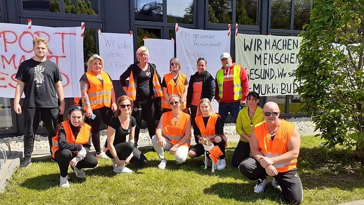 Mit orangen Warn-Westen protestierten Angestellte in Rödental im Rahmen einer Mahnwache.  Foto: privat