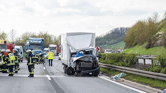 Kleintransporter prallt bei &Uuml;berholvorgang auf der A70 in Sattelzug: Beifahrer im Fahrzeug eingeklemmt