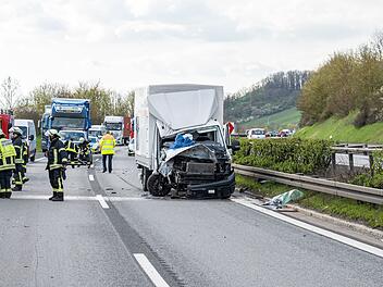 Kleintransporter prallt bei Überholvorgang auf der A70 in Sattelzug: Beifahrer im Fahrzeug eingeklemmt