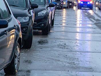 A9 bei Berg: Eiskörner überraschen Autofahrer - plötzlich Verfahren am Hals A9 bei Berg: Eiskörner überraschen Autofahrer - plötzlich Verfahren am Hals