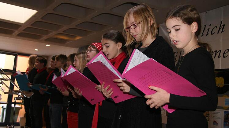 Der Schulchor umrahmte die Spatenstich-Feier mit Liedern.