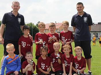 Die strahlenden Sieger vom TV Ebern zusammen mit den Trainern Uwe R. Dietz (links) und Andy Deckert (rechts).