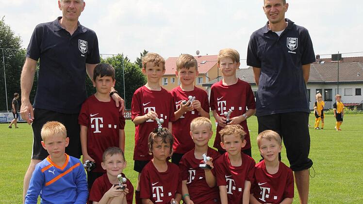 Die strahlenden Sieger vom TV Ebern zusammen mit den Trainern Uwe R. Dietz (links) und Andy Deckert (rechts).