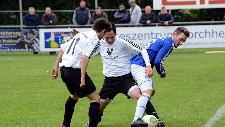 Oliver Seybold (r.) und die SpVgg Jahn Forchheim sind aktuell Zweiter in der Bayernliga, haben aber noch keine Lizenz für die Regionalliga erhalten.  Foto: herzopress/archiv